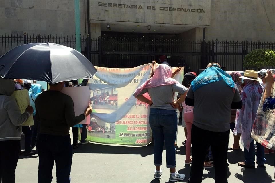 Los manifestantes afuera de la sede de la Segob.
