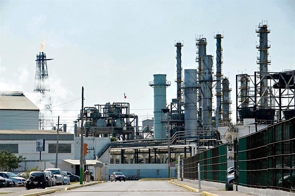 Pemex cuenta con seis refineras en operacin, las cuales tienen una capacidad de proceso de 1.6 millones de barriles al da.