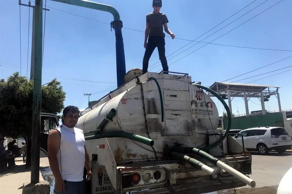 Brayan Valencia, conductor de pipas de agua, ha sido retenido en Ecatepec para que abastezca más.