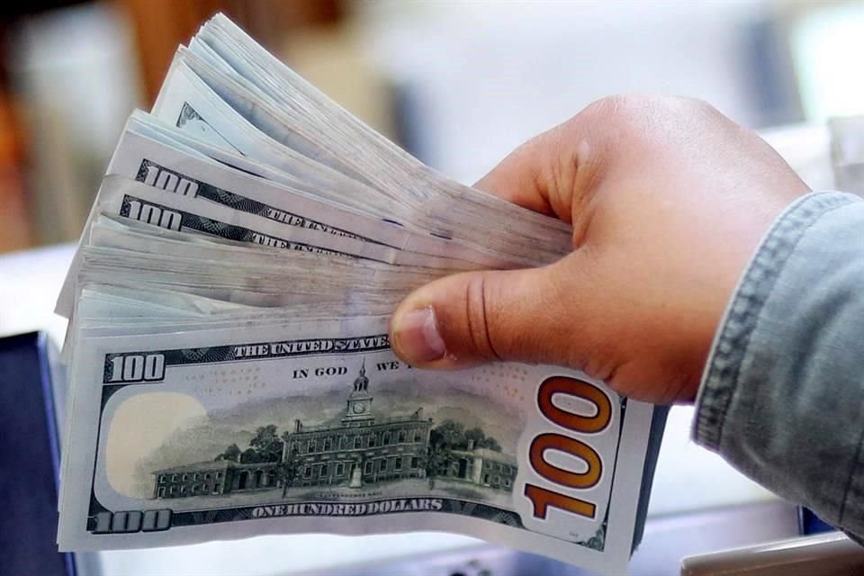 Al mayoreo, el dólar se ofrece a 19.2680 pesos y se adquiere a 19.2580, 4.38 centavos menos que su última cotización.