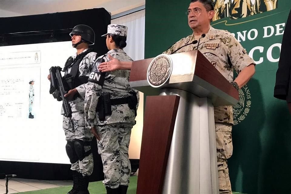 El General Sandoval presenta los uniformes de campo que utilizarn los elementos de la Guardia.