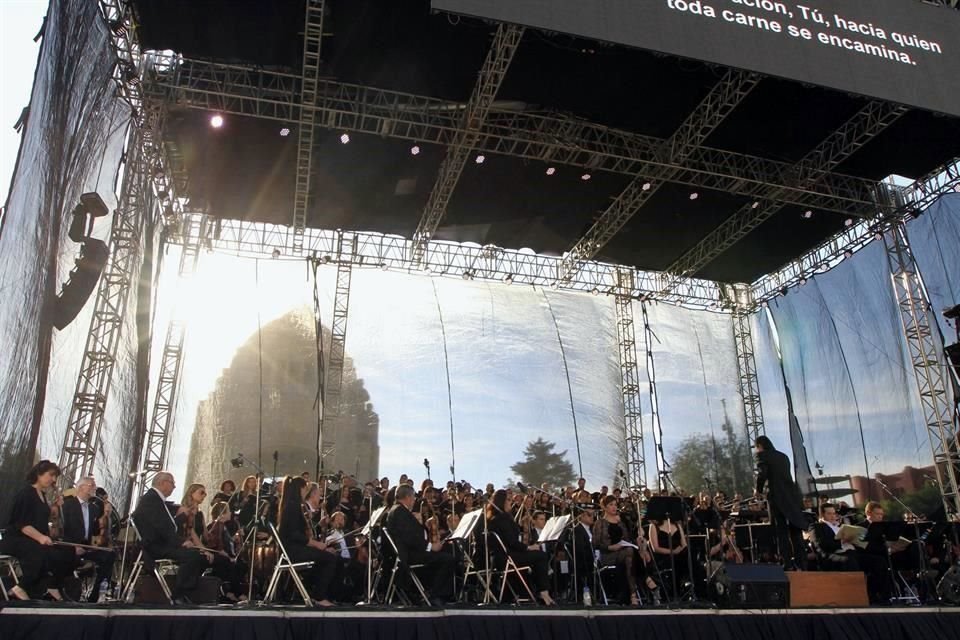 En el marco del Festival del Centro Histórico, la Orquesta Filarmónica de la Ciudad de México interpretó 'Réquiem' de Giuseppe Verdi, en la Plaza de la República en el Monumento a la Revolución.
