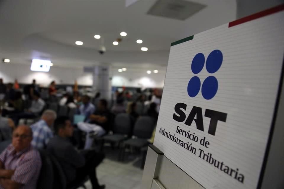 López Obrador aseguró que tiene información sobre un ex Mandatario que debe impuestos al SAT.
