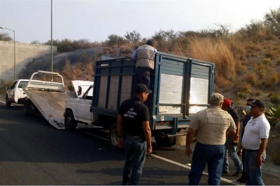 Nueve cuerpos fueron hallados en una camioneta sobre el libramiento Chilpancingo-Tixtla; no han sido identificados, informaron autoridades.
