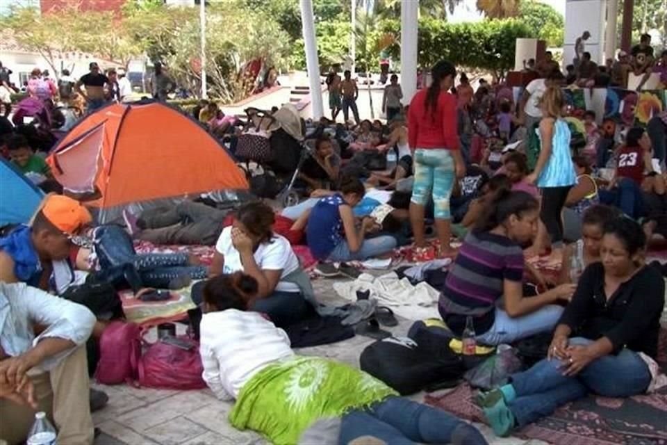Acompaados por patrullas de la Polica Federal, Estatal, Proteccin Civil y Grupo Beta, los extranjeros se dirigieron al Parque Central de Mapastepec para descansar.