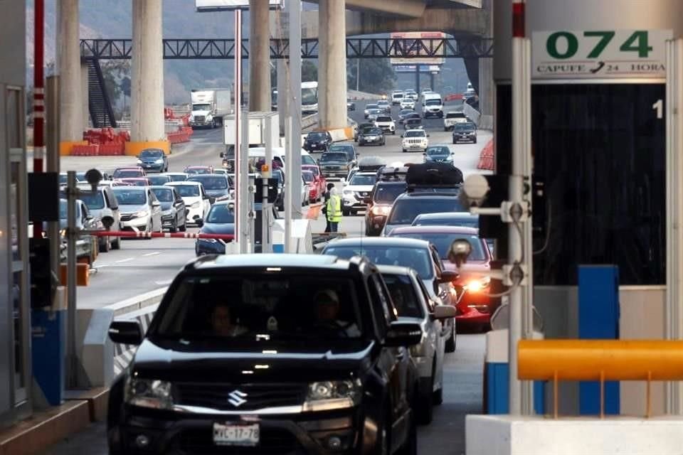 Consultada por Grupo REFORMA, la SICT aclaró si bien se van a reducir los carriles para pago en efectivo, esto no significa que se vaya a eliminar por completo el cobro con dicho método de pago.