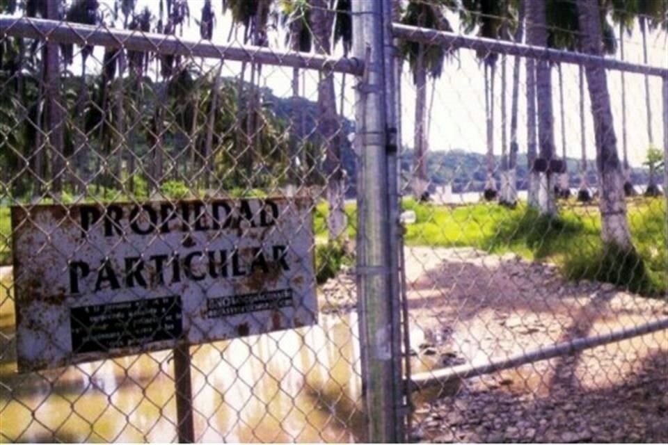 En 2008, Promotora Chacala S. A. de C. V. cerc el rea de 365 mil metros cuadrados que se comprometi a comprar, cerr vas pblicas y coloc vigilantes de tiempo completo.