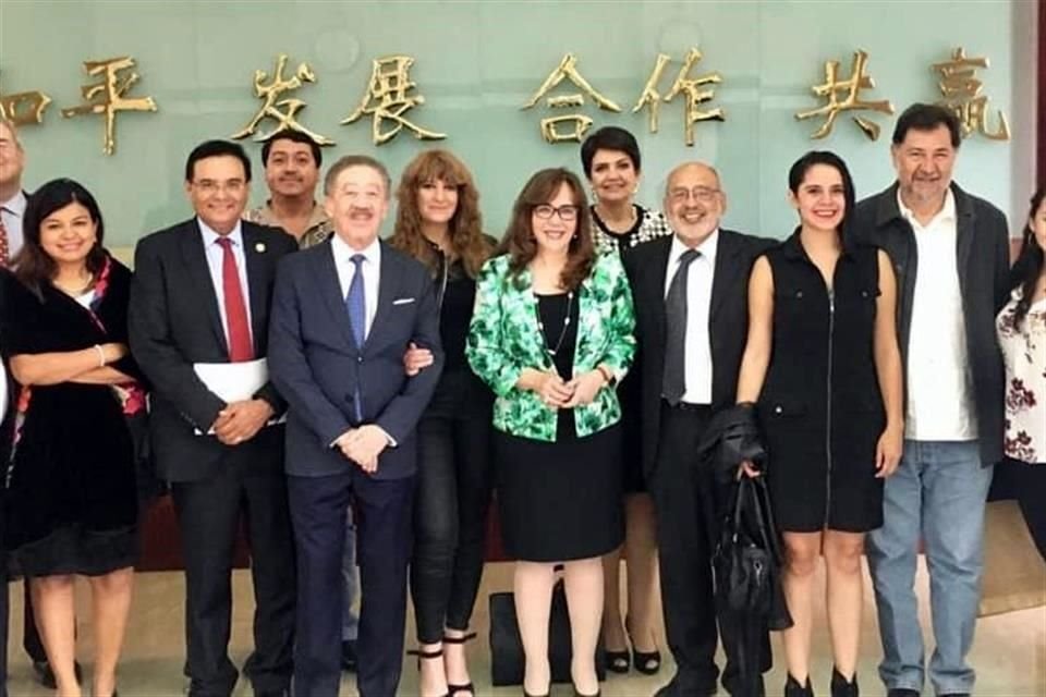 La dirigente morenista con parte de la comitiva que le acompaña.