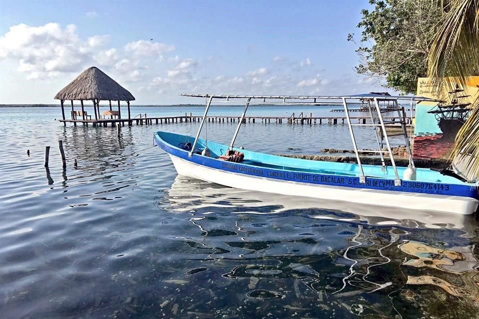Una lancha anclada flota sobre las aguas de Bacalar, Quintana Roo.