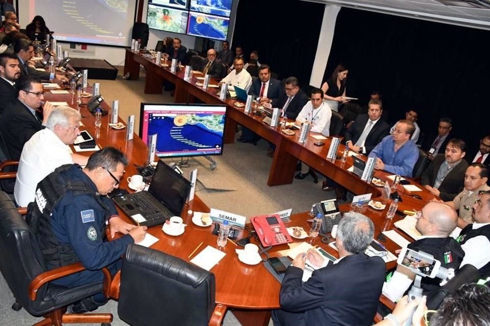 David León, Coordinador Nacional de Protección Civil, informó que participan 37 dependencias federales para verificar y mejorar los protocolos ante una probable situación de emergencia.