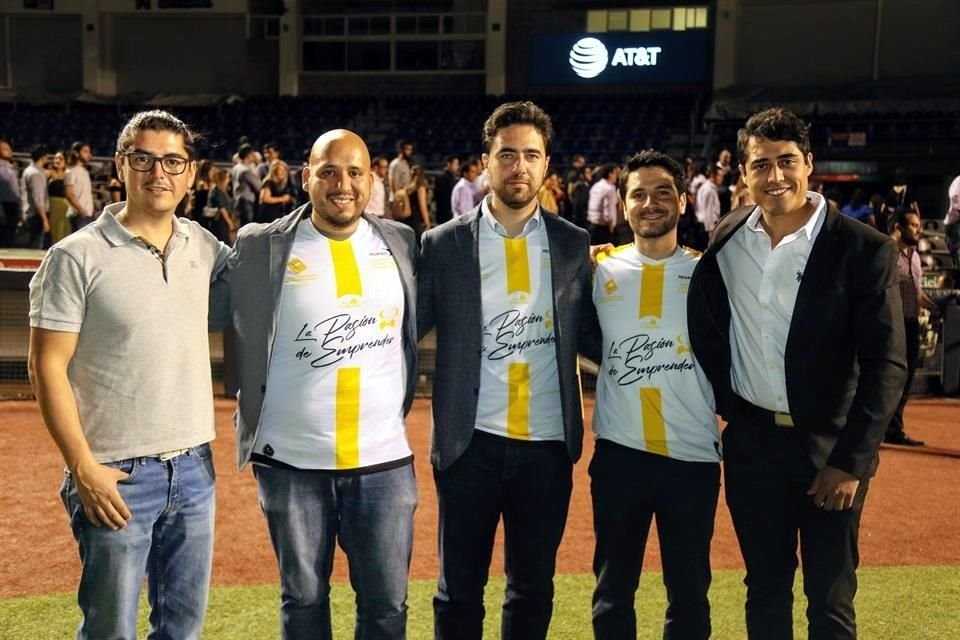 (Izq. a der.) Héctor Becerra, de Vancouver Wings; Luis Valentino Ramírez, de Abeja Reyna; Adalberto Flores, de Kueski; Miguel Ángel Curiel, de Antropomedia, y Damián Romero, de Kybel.
