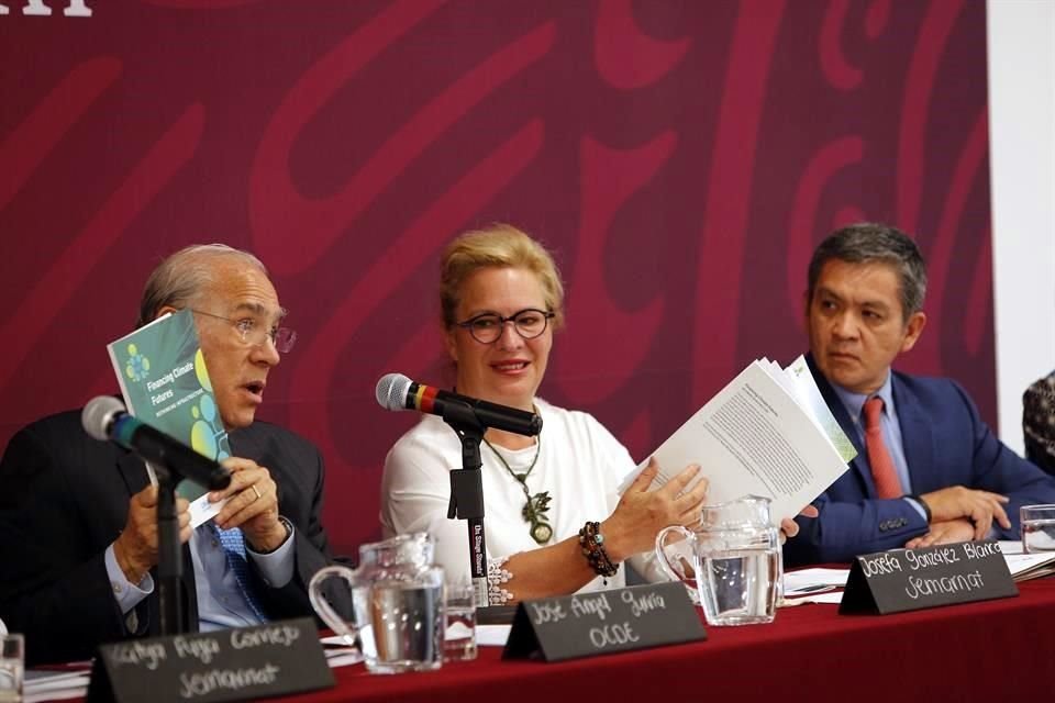 José Ángel Gurría, secretario general de la OCDE y Josefa González Blanco, titular de la Semarnat en la presentación del informe Financing Climate Futures.