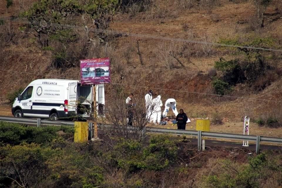Pobladores cercanos al lago de Pátzcuaro hallaron los cuerpos sobre la carretera Pátzcuaro - Erongarícuaro, a la altura de la comunidad de Opongulo, por lo que alertaron a las autoridades.