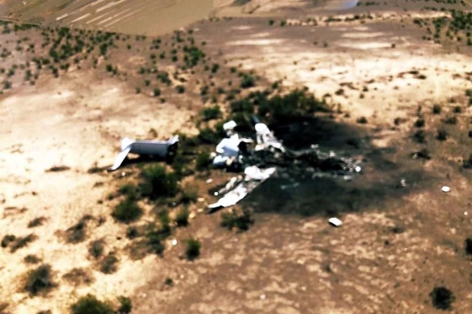 Un piloto que sobrevolaba la zona de Monclova report haber encontrado en tierra restos de un avin que sera el jet ejecutivo que se estrell.