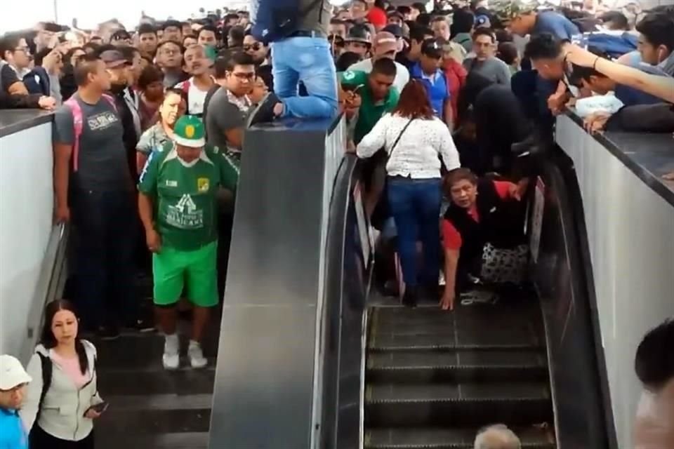 Ante saturación de usuarios, cuatro mujeres cayeron en escaleras eléctricas de la estación Pantitlán, de la Línea 9 del Metro, las cuales tuvieron que ser apagadas.