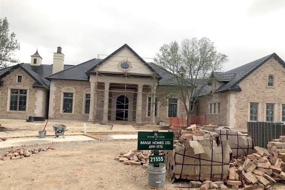 La familia de Jorge Emilio Gonzlez, del PVEM, edifica 4 residencias en los nmeros 21555 (foto), 21547, 21539 y 21531 de la calle Reserva Avila en San Antonio, Texas, que tendran un costo de 2.5 millones de dlares cada una.