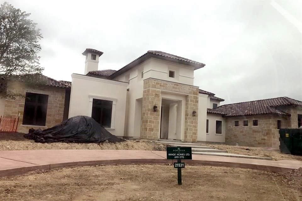 La familia de Jorge Emilio Gonzlez, del PVEM, edifica 4 residencias en los nmeros 21555, 21547, 21539 y 21531 (foto) de la calle Reserva Avila en San Antonio, Texas, que tendran un costo de 2.5 millones de dlares cada una.