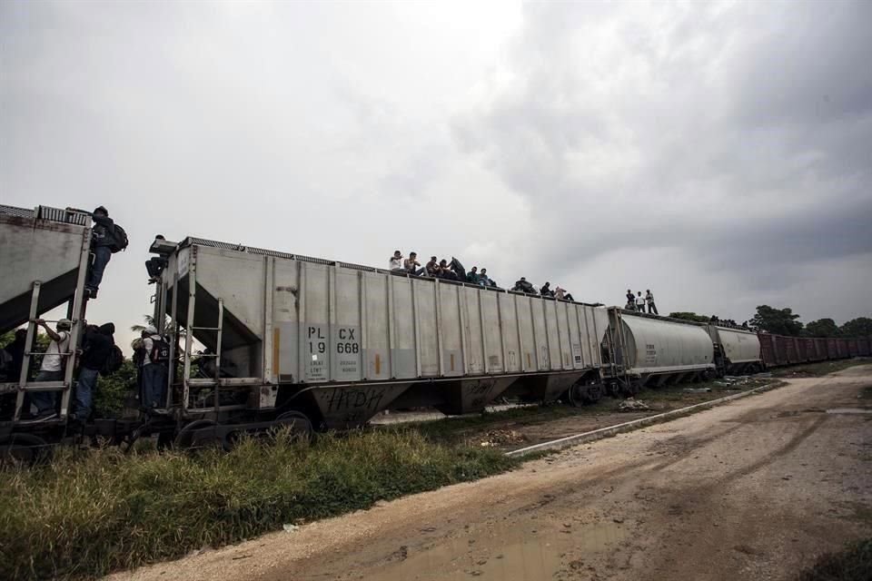 Fuentes de seguridad informaron que un centenar de agentes se desplegaron este sábado en el Municipio de Tonalá, donde interceptaron al ferrocarril.