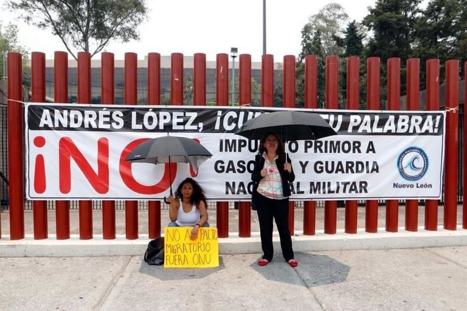 Previo a la entrega de la solicitud de juicio político, Lozano encabezó una manifestación afuera de la Cámara de Diputados en la que participaron menos de una centena de personas.