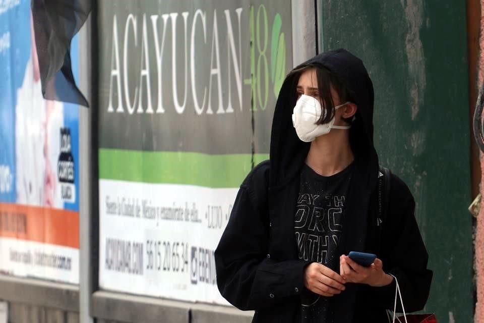 Capitalinos han tomado medidas como usar cobrebocas ante los altos niveles de contaminación atmosférica.