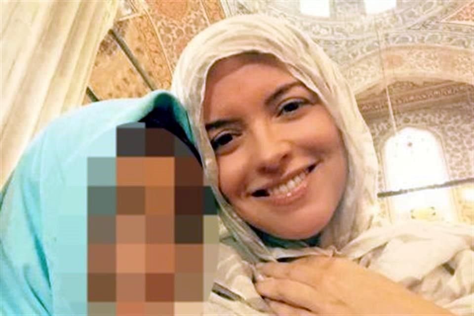 La nuera del líder minero presume fotos con su familia en la mezquita azul de Estambul, Turquía, a donde fue en julio del 2015.