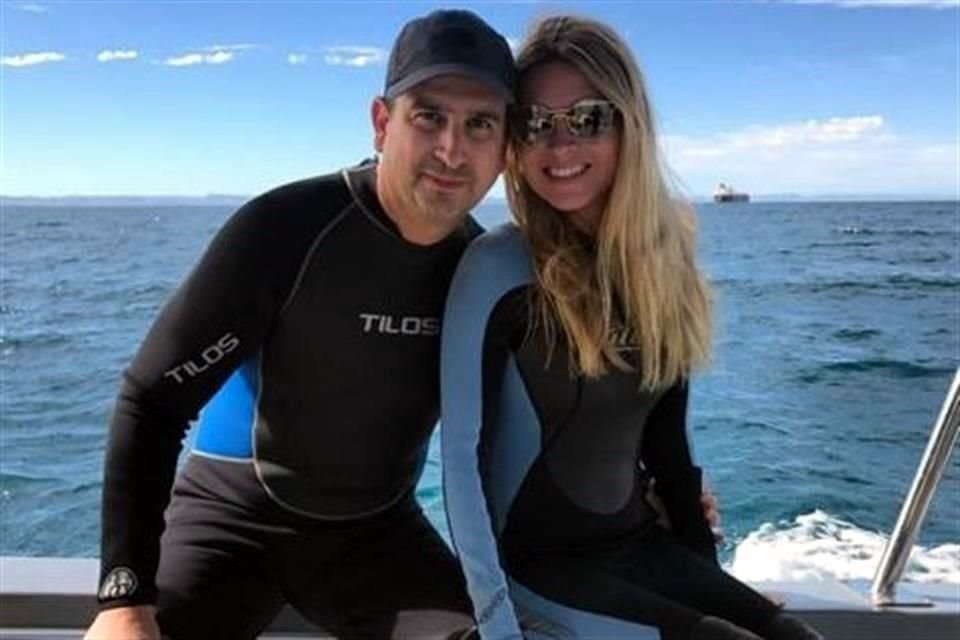 La pareja, que reside en San Pedro, presume en sus redes sociales sus viajes, aquí en un yate en el Mar de Cortés en enero de 2017, así como cenas en exclusivos restaurantes y resorts.