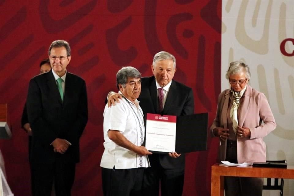Para conmemorar el Día del Maestro, el Mandatario entregó condecoraciones y reconocimientos a 33 docentes del País.