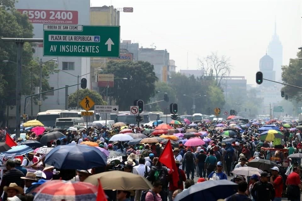 La marcha la encabezan Enrique Enríquez, líder de la Sección 9 de la Ciudad de México, y Arcángel Ramírez, de la Sección 14 de Guerrero.