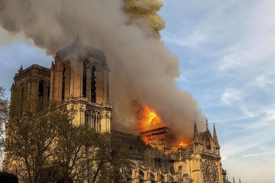 Algunos cuestionan las prioridades que condujeron al flujo tan rápido de dinero para la restauración de Notre-Dame.