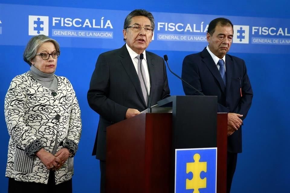 El Fiscal General de Colombia, Nestor Humberto Martínez (c), anunció su renuncia junto a la vicefiscal General de la Nación, María Paulina Riveros Dueñas (i).