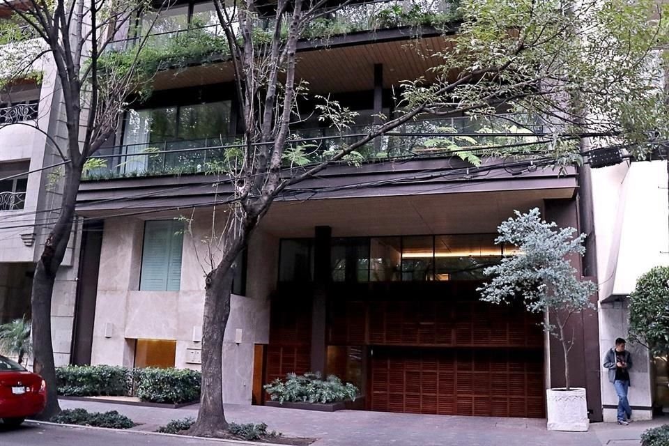 En este edificio de Campos Elíseos 71, en Polanco, se encuentra el departamento que el Tribunal ordenó devolver a Moisés Mansur.