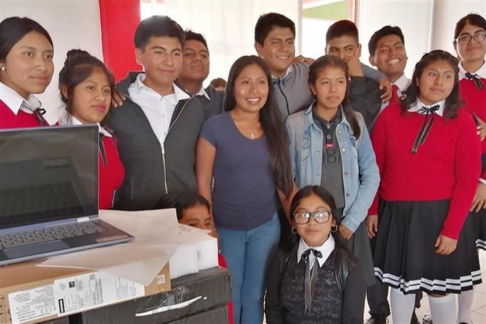 La actriz Yalitza Aparicio donó algunas computadoras a una escuela en Tlaxiaco.