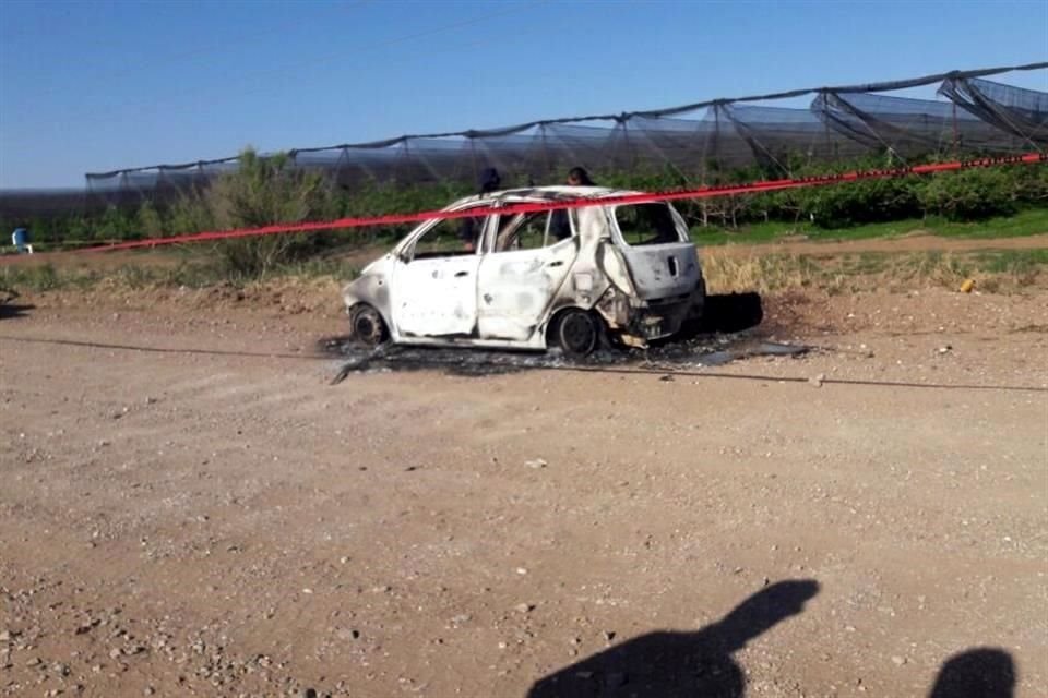 En un nuevo hecho violento en Chihuahua, un taxi fue incendiado sobre una brecha que conduce al campo menonita nmero 21.