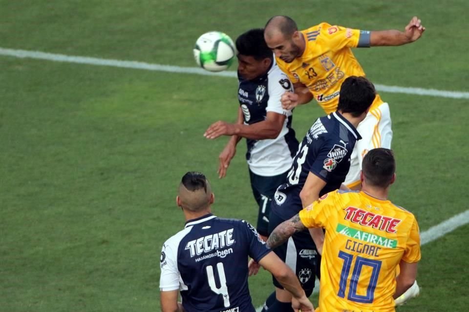 Guido Pizarro marcó el 1-0 para los Tigres, pero se fue del juego por un golpe en la cabeza.