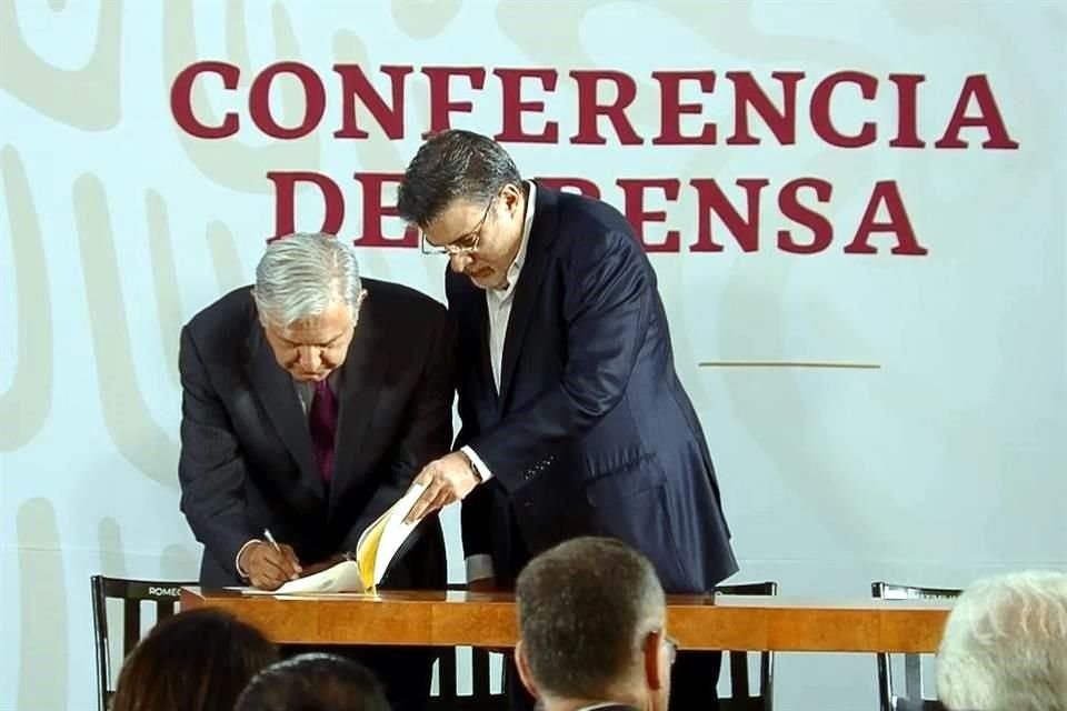 En Palacio Nacional, el Presidente firmó un decreto para eliminar las condonaciones de impuestos a grandes contribuyentes.