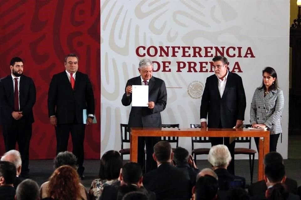 En Palacio Nacional, el Presidente firmó un decreto para eliminar las condonaciones de impuestos a grandes contribuyentes.