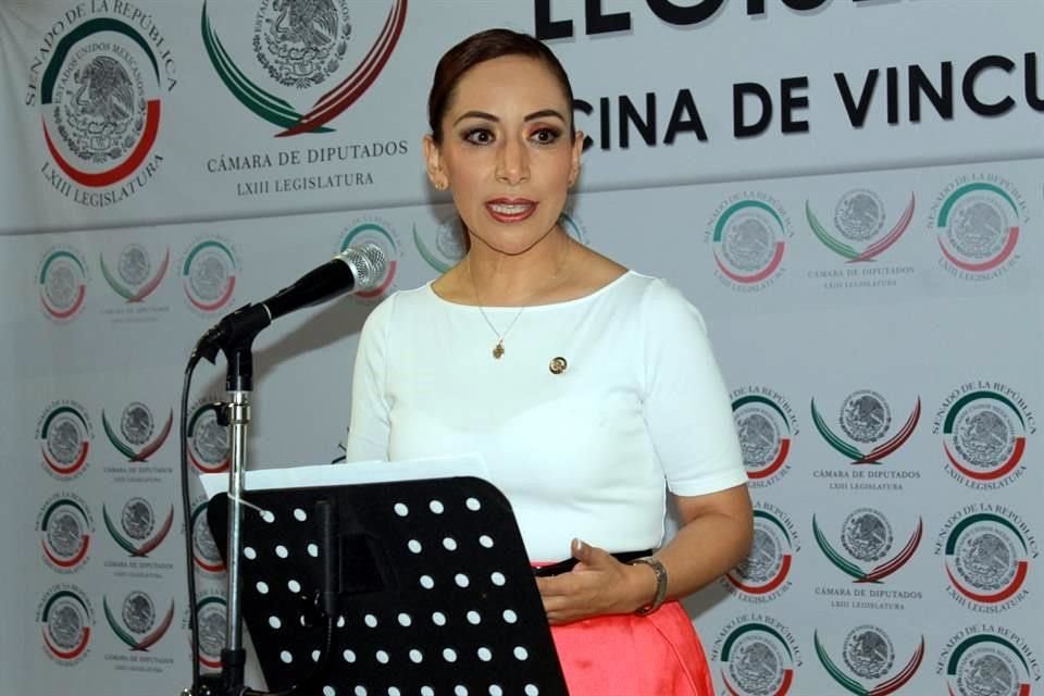 La diputada federal sostuvo que Orozco ha recibido 'privilegios' de la administración federal y de gobiernos de los estados.