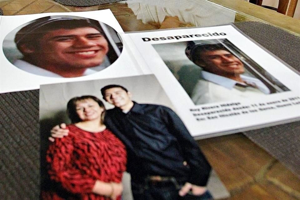 Irma muestra fotografías de su hijo Roy, secuestrado por presuntos agentes en 2011 en Nuevo León.