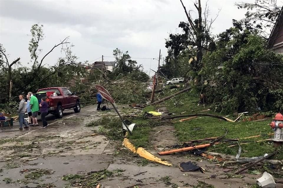 Un tornado tocó tierra anoche en la capital de Missouri, donde dejó al menos 3 muertos, fuertes daños y cortes de energía.
