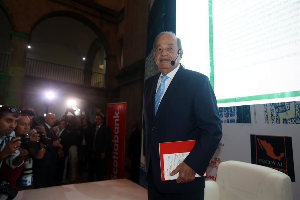 Carlos Slim, empresario, durante una conferencia magistral ;