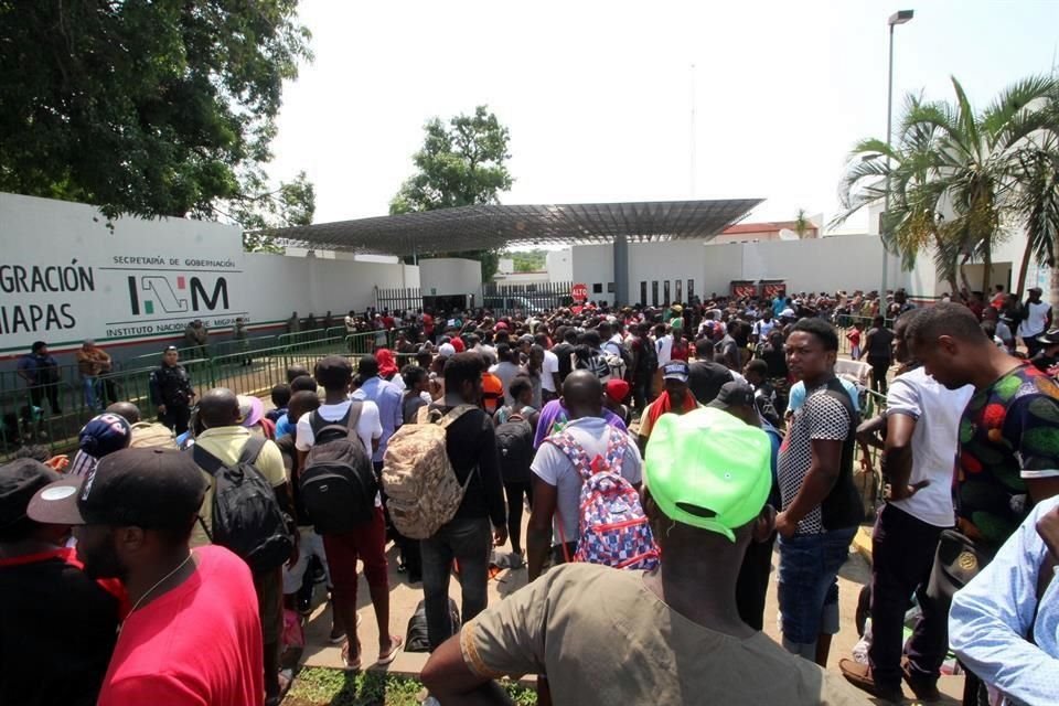 Migrantes africanos llevan hasta dos meses afuera de la estación siglo 21 en espera de ser atendidos.