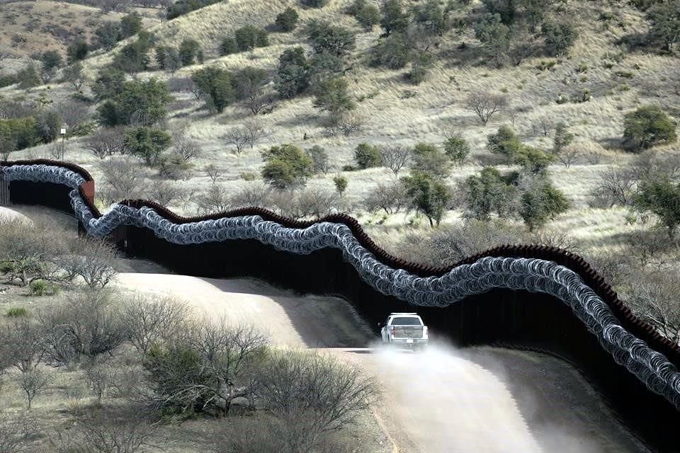 Parte de las vallas fronterizas en Nogales, Arizona, en marzo.