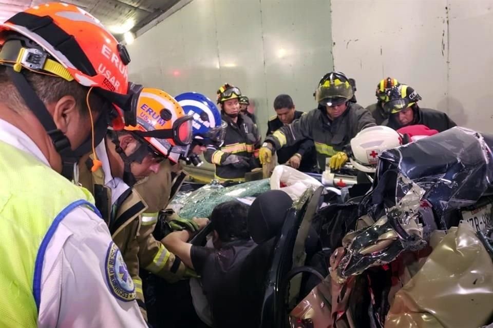Personal de servicios de emergencia rescataron a los sobrevivientes.