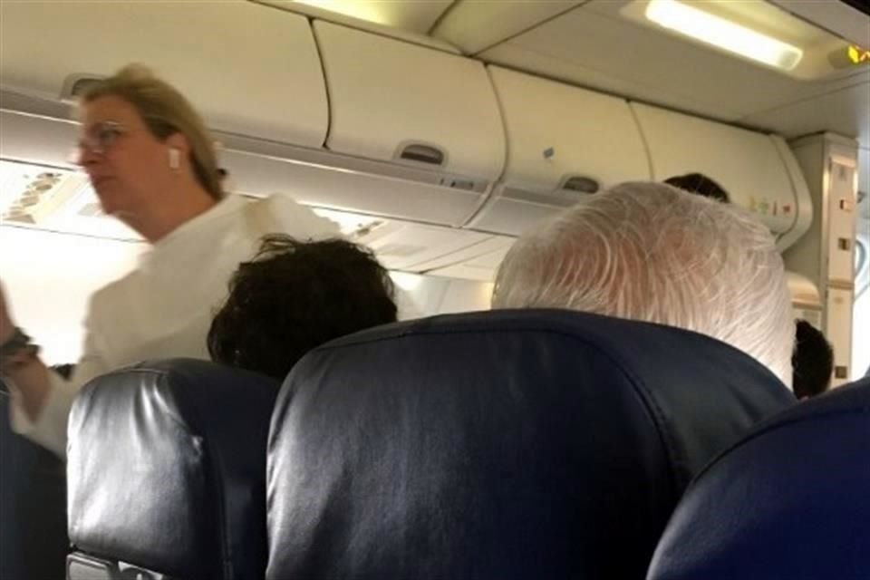 El consultor Jorge R. Rioja informó que al vuelo 198 de la Ciudad de México a Mexicali, por Aeroméxico, a punto de despegar, lo hicieron regresar para recoger a la funcionaria.