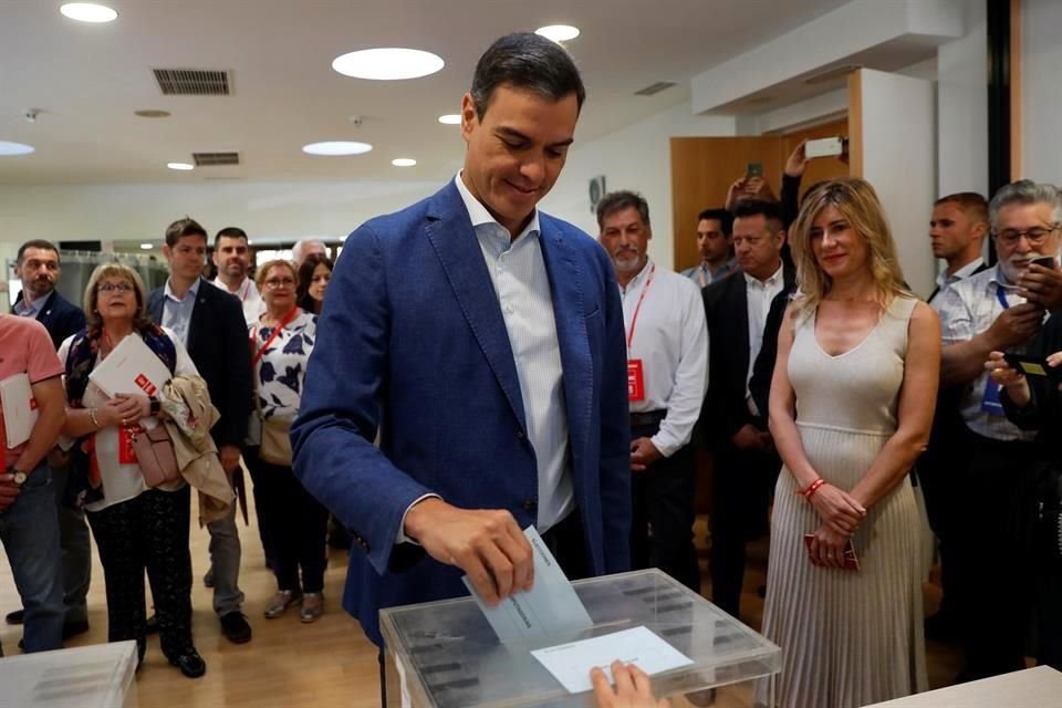 El Presidente del Gobierno español, Pedro Sánchez, acudió a votar en las elecciones locales y europeas.