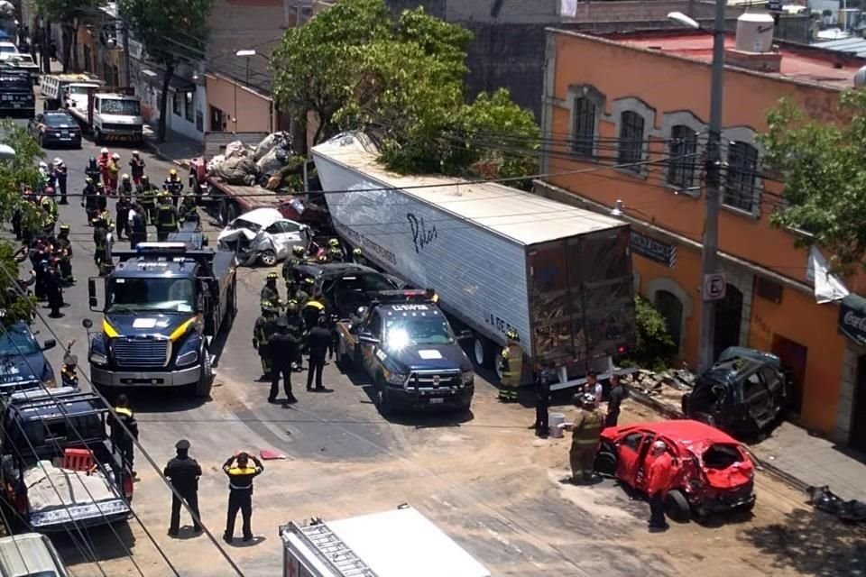 Un tráiler impactó a varios vehículos sobre Vasco de Quiroga, pueblo de Santa Fe, resultando al menos tres muertos y 13 lesionados.