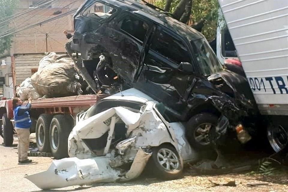 El accidente ocurrió sobre Vasco de Quiroga, a la altura de Pueblo Nuevo y se vieron involucrados al menos 10 vehículos.