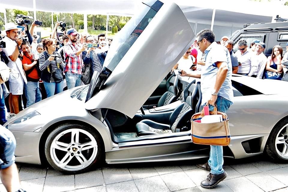 La subasta de autos que realizó ayer el SAE en el Complejo Cultural Los Pinos dejó insatisfechos a varios compradores por el precio final de los vehículos.