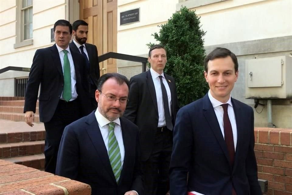 El Canciller mexicano Luis Videgaray, sale de la oficina del Represente Comercial de EU acompañado de Jared Kushner, yerno de Donald Trump, y del Embajador Mexicano, Gerónimo Gutiérrez.