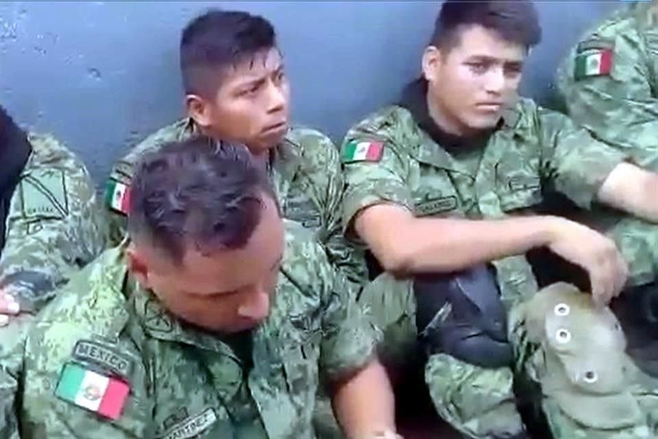 El Gobierno de Michoacán no informó si el grupo de soldados fue liberado a cambio de la devolución de armas decomisadas a autodefensas.